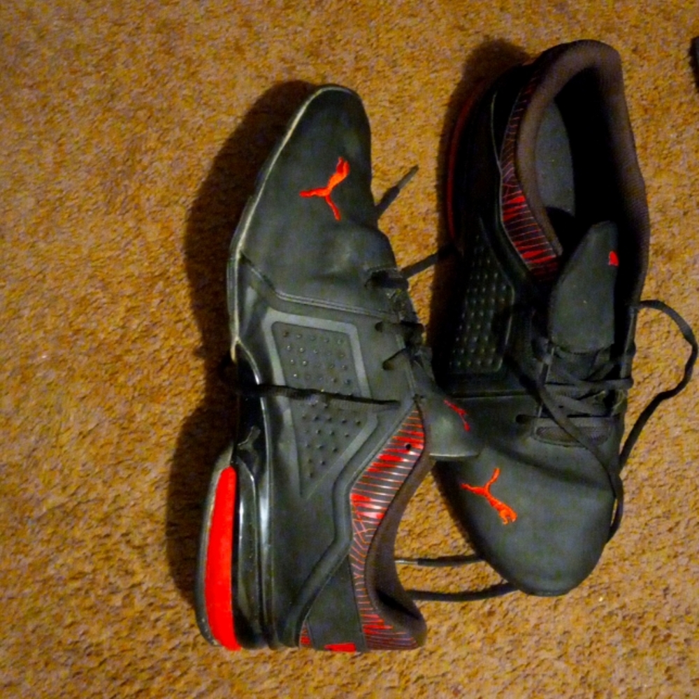 Mens pumas size q3